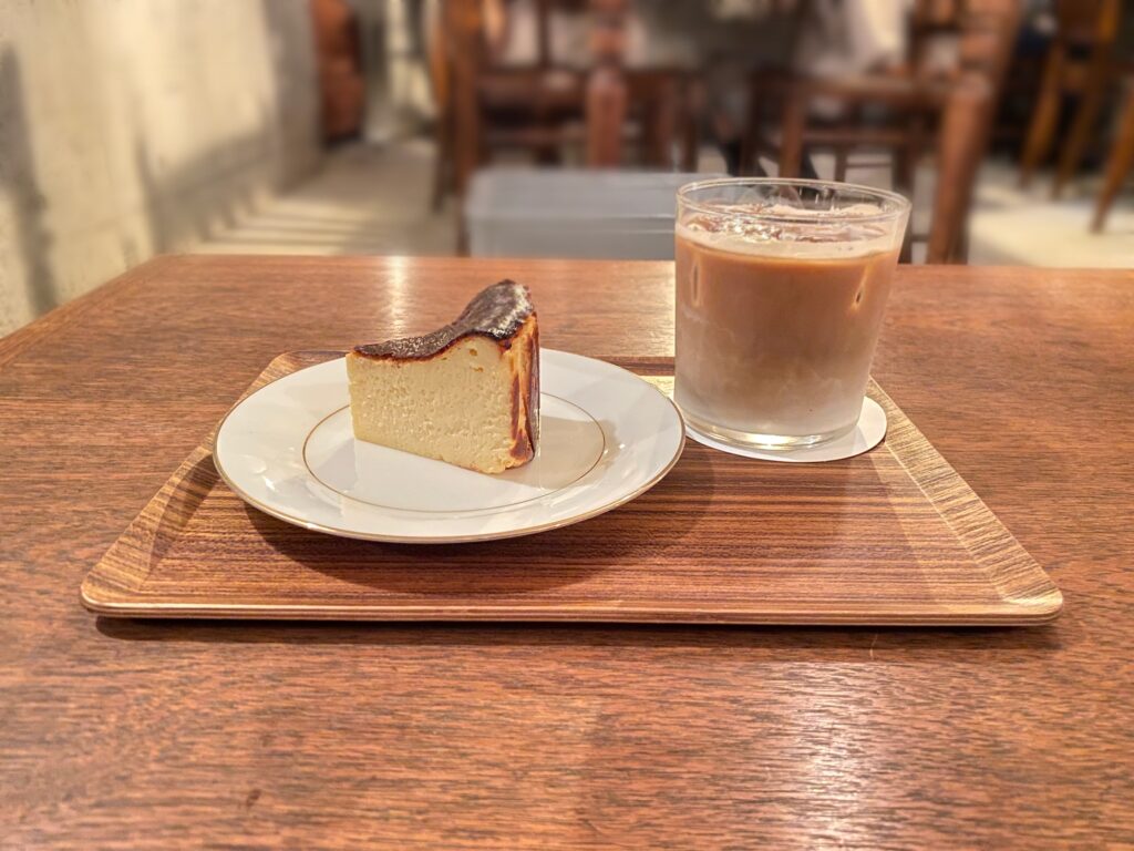 バスクチーズケーキ¥500/カフェラテ(ICE)¥550