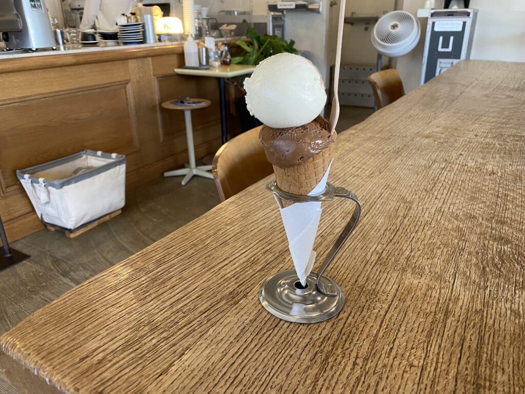 アイスクリーム(ダブル)[バニラ+チョコレート]¥550