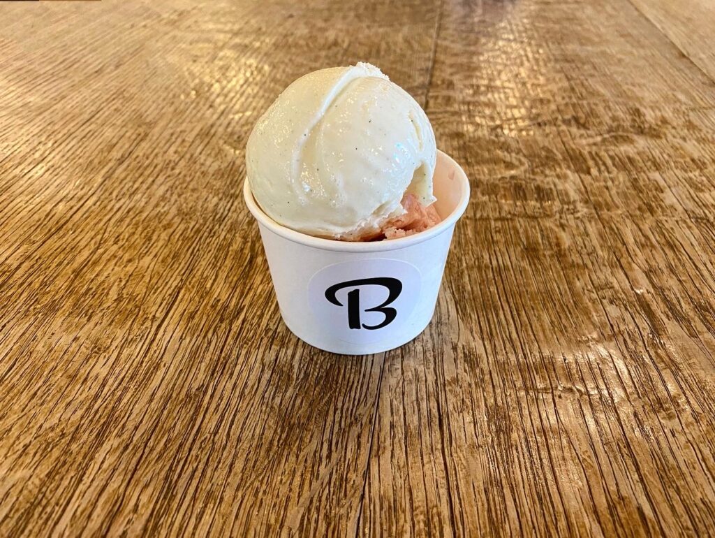 アイスクリーム(ダブル)[ストロベリー+バニラ]¥550