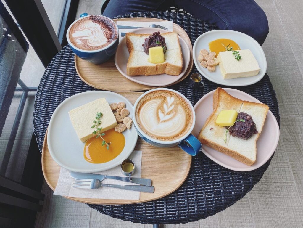 カフェモカ¥570/カフェラテ¥570/チーズテリーヌ¥570/モーニングトースト¥400, あんこ+¥50