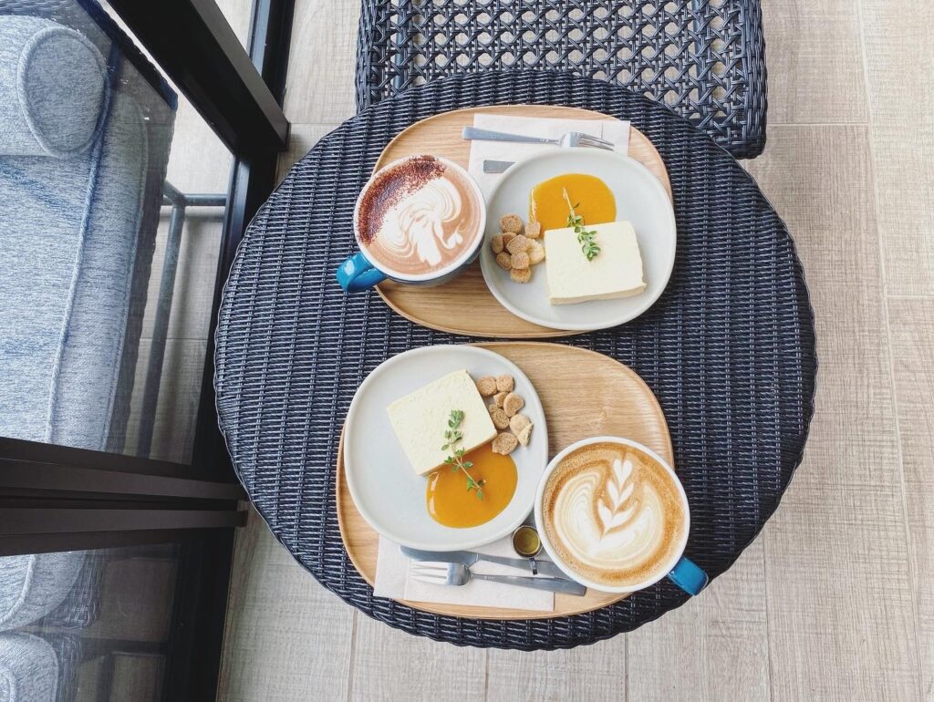 カフェモカ¥570/カフェラテ¥570/チーズテリーヌ¥570