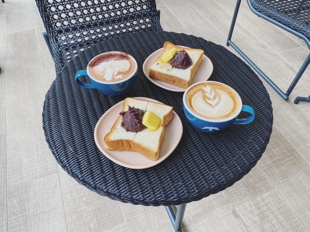 カフェモカ¥570/カフェラテ¥570/モーニングトースト¥400, あんこ+¥50