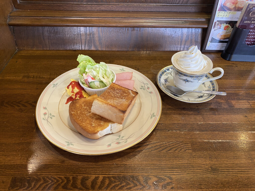 スクランブルエッグトースト¥350/ウィンナー珈琲¥550