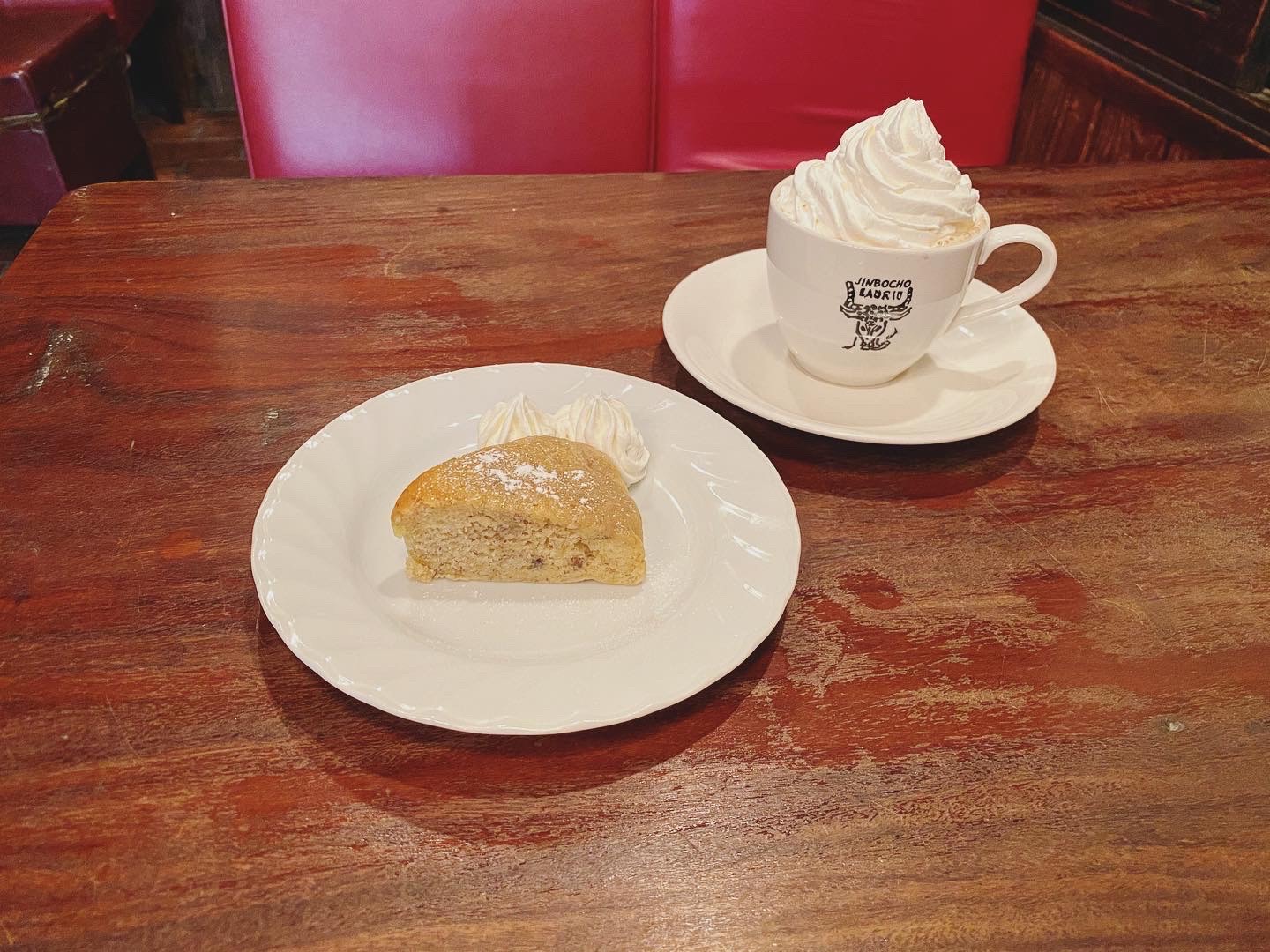 ケーキセット¥800(バナナケーキ+ウィンナーコーヒー)