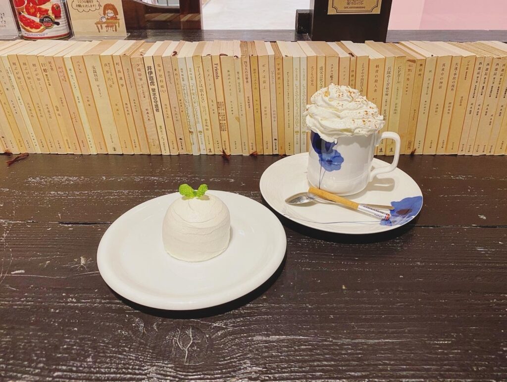 レアチーズケーキ¥660/ウインナーコーヒー¥990