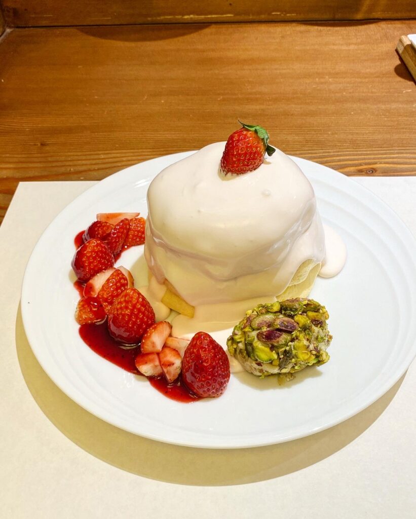 パンケーキ「苺とクリーム　ピスタチオアイス添え」¥2,600