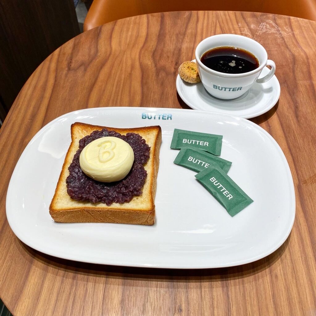 『ミルクを食べるバター』を食べるパン¥1,430/あんこトッピング¥302/ホットコーヒー¥770