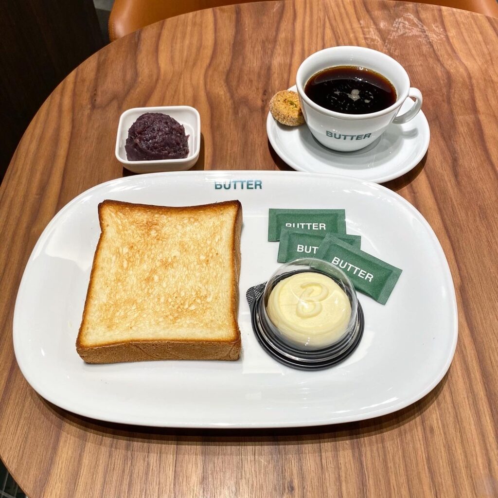 『ミルクを食べるバター』を食べるパン¥1,430/あんこトッピング¥302/ホットコーヒー¥770