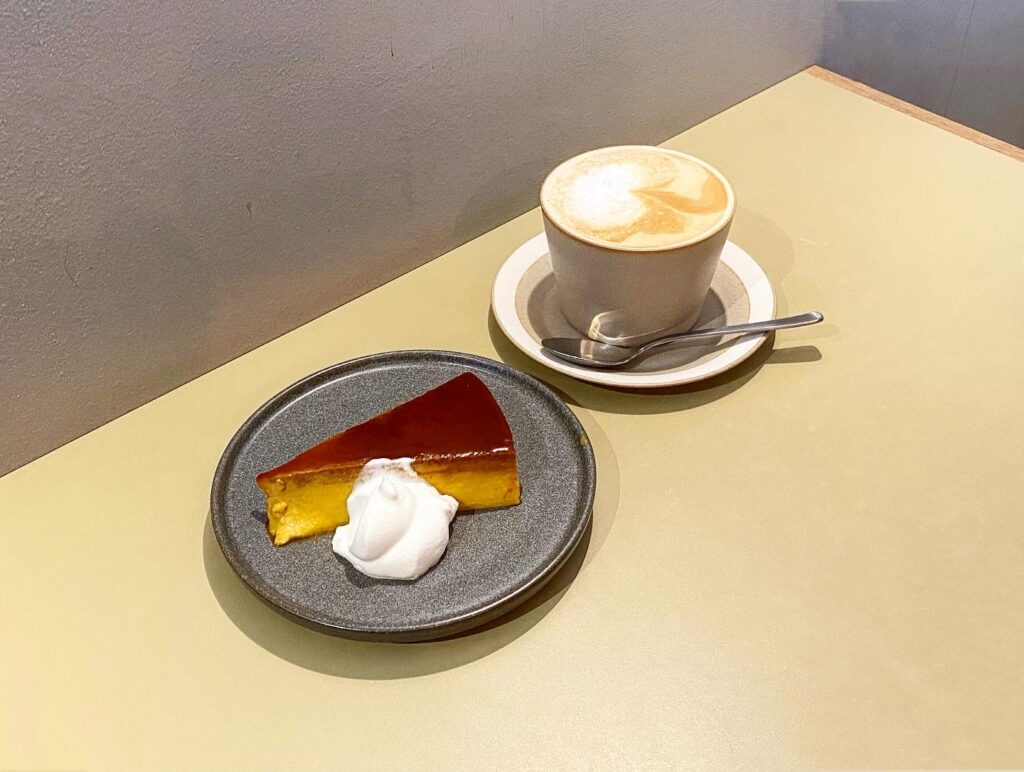 北海道のカボチャプリン¥480/カフェラテ¥580