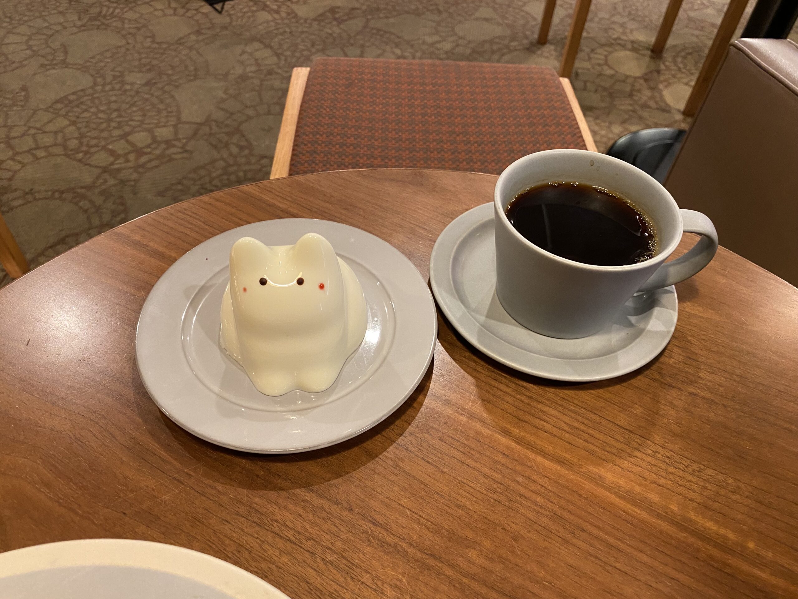 しろねこプリン¥660/ホットコーヒー¥550