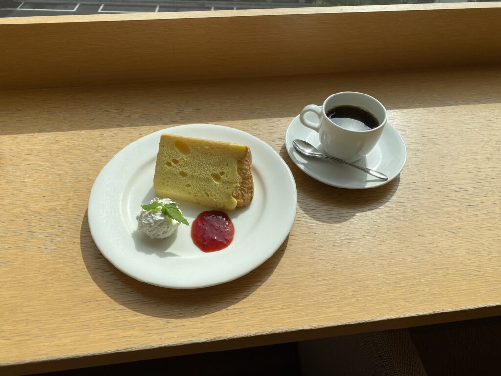 バニラシフォンケーキとブレンドコーヒーのセット¥880